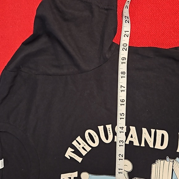 'A reader lives a 1000 lives' Bella Canvas black short sleeve graphic tee Lg EUC - Picture 4 of 6